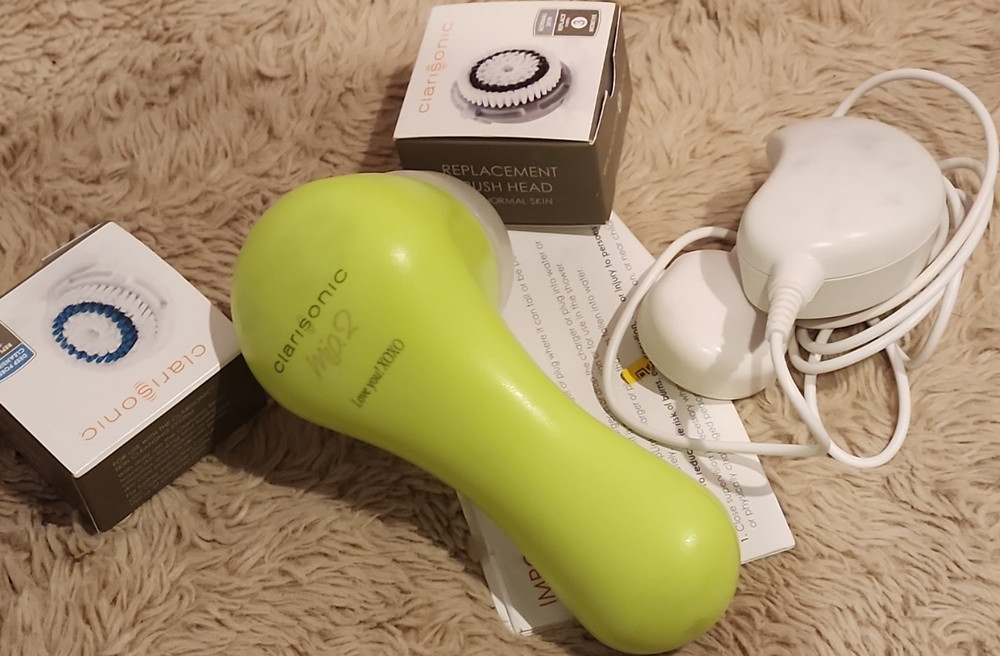Clarisonic Mia 2 Electric Facial Brush Green/White w/ Charger & Brush Heads